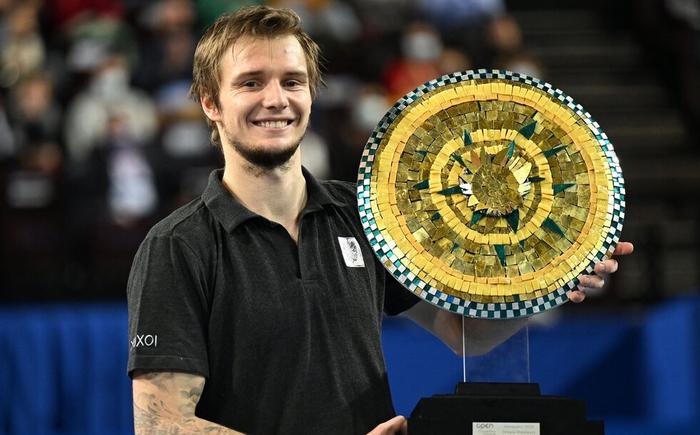 更多传球和 更多传球和