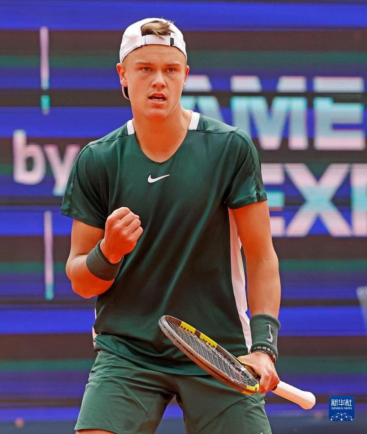 表现更加引 表现更加引